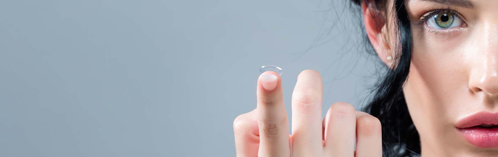 How to insert and remove contact lenses