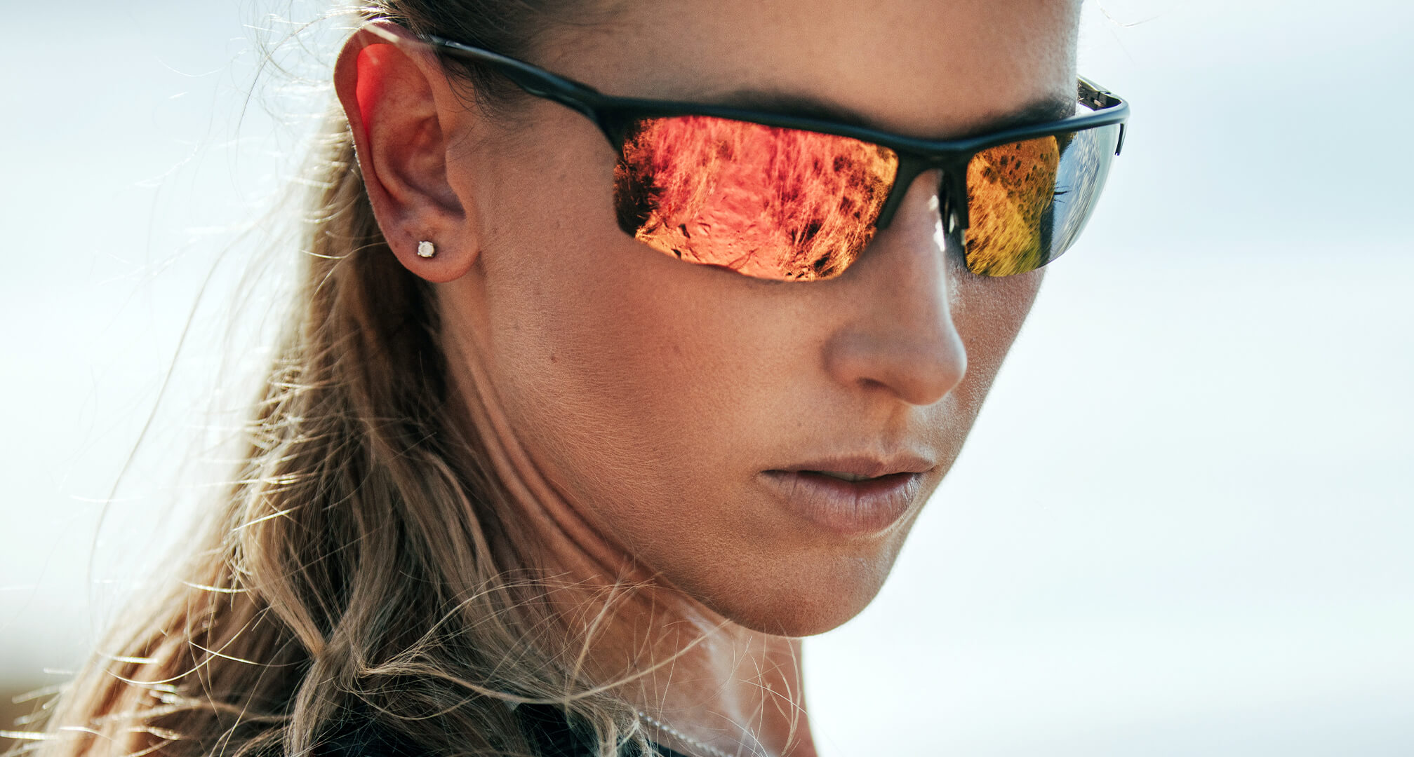 personne portant des lunettes de soleil rouges en miroir