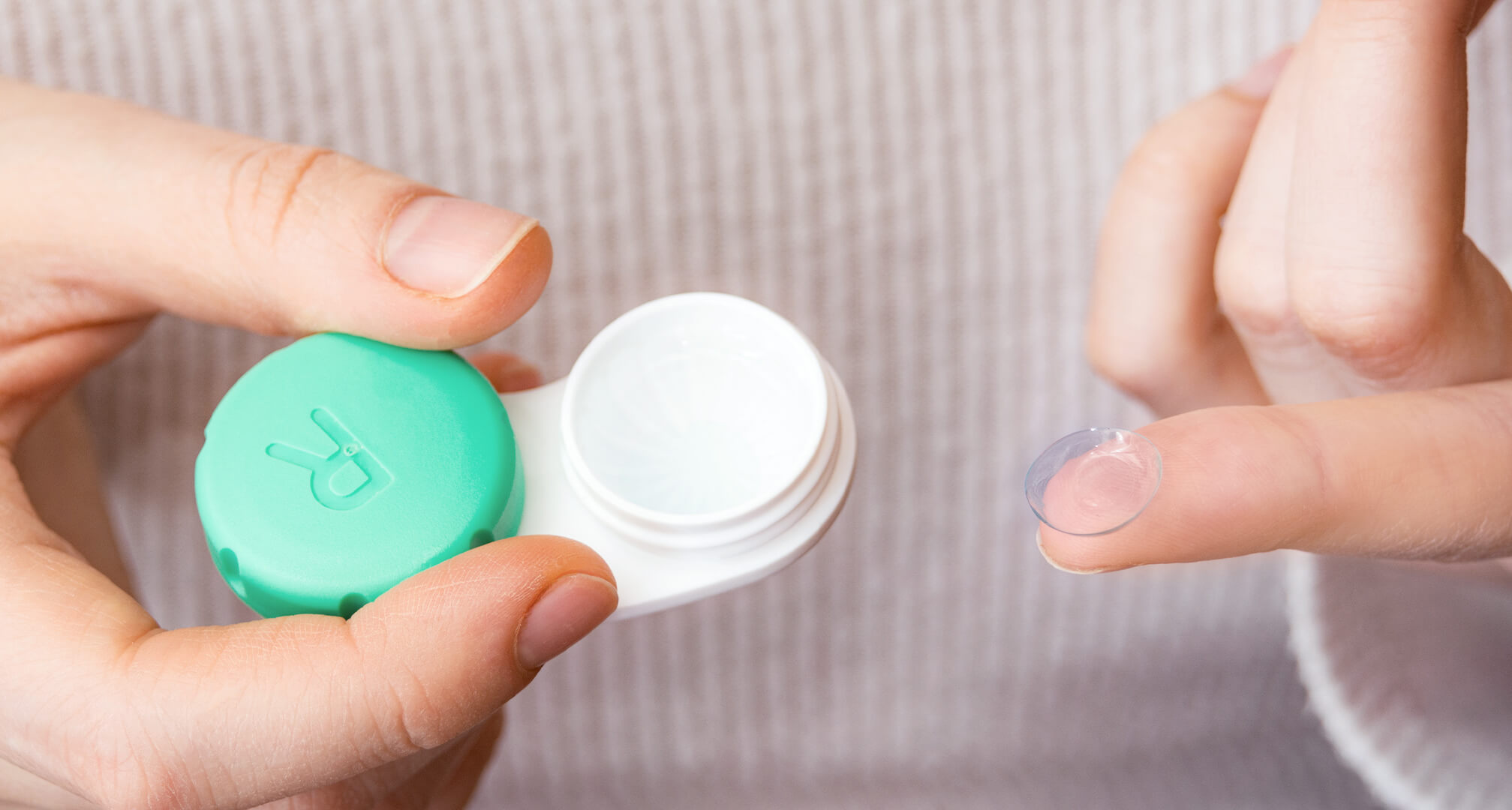 Contact lens and contact lens case