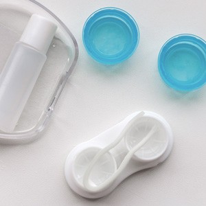 How to clean a contact lens case